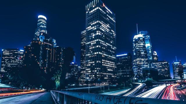 Vista nocturna general de la ciudad de Los Ángeles (California).