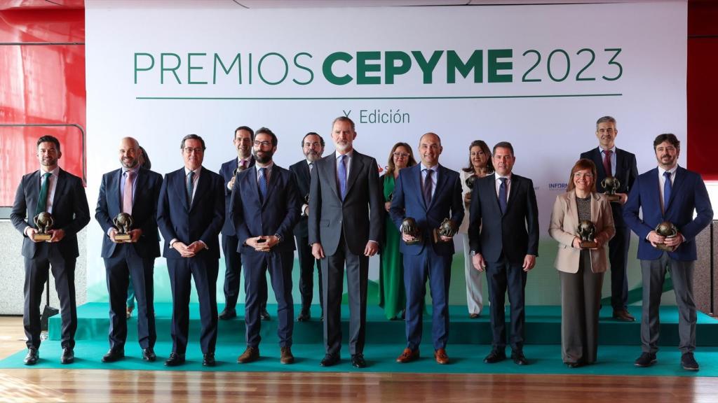 Foto de familia de los asistentes al acto de entrega de los Premios de Confederación Española de la Pequeña y la Mediana Empresa (Cepyme).