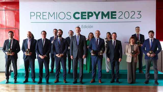 Foto de familia de los asistentes al acto de entrega de los Premios de Confederación Española de la Pequeña y la Mediana Empresa (Cepyme).