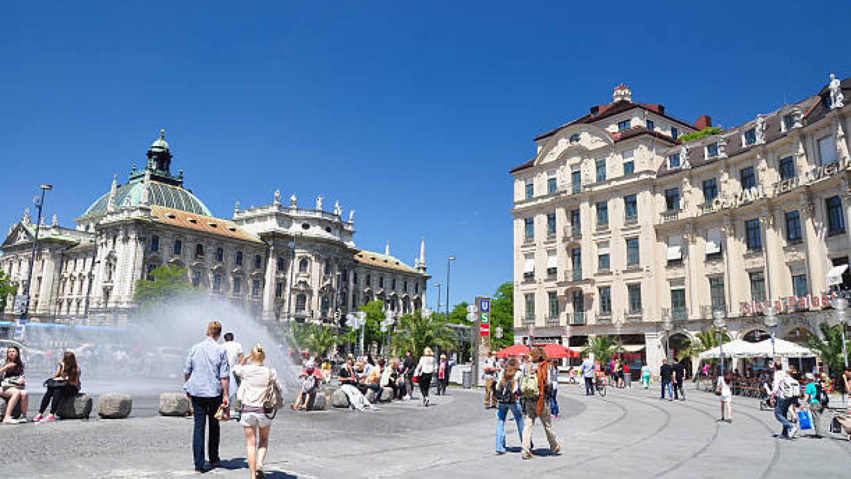 Gente paseando por las calles de Múnich