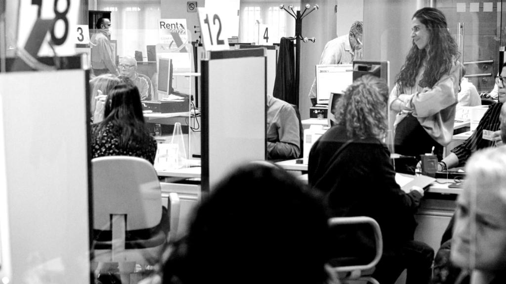 Varias personas son atendidas en la Agencia Tributaria