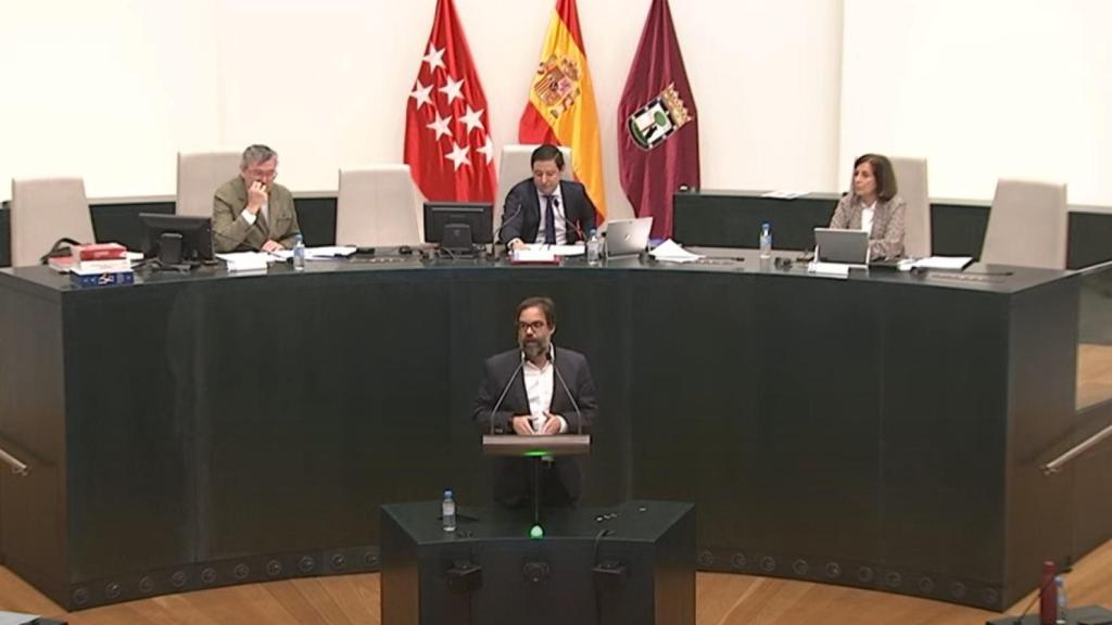 El concejal de Más Madrid Álvaro Fernández Heredia, en el atril del Pleno de Cibeles.