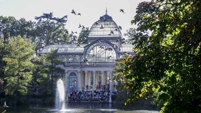 Vista del palacio de cristal en el parque del Retiro.