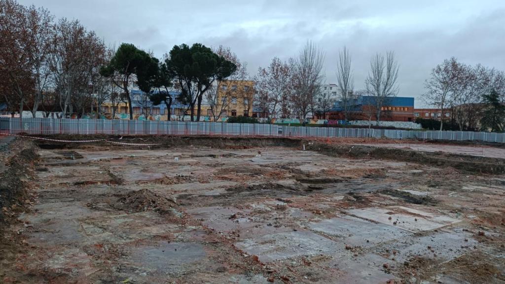Vista de las baldosas y el pozo de los restos que han emergido en Carabanchel.