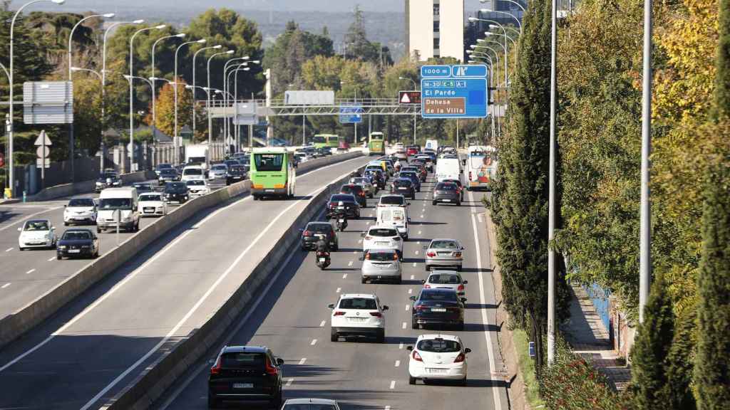 Vehículos circulan por la A6 a la altura del puente ubicado en Ciudad Universitaria, en Madrid (España),.