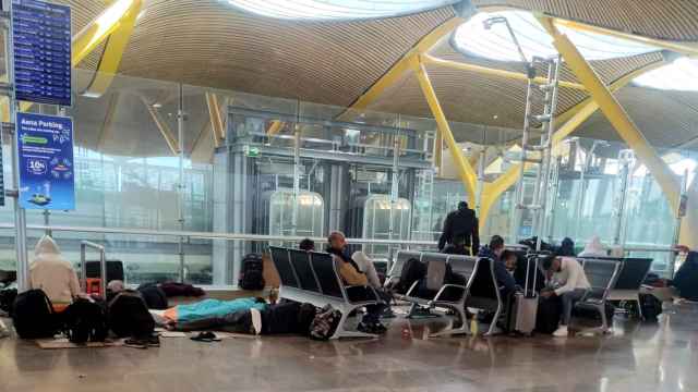 Inmigrantes hacinados en la T4 del Aeropuerto de Adolfo Suárez-Madrid Barajas.