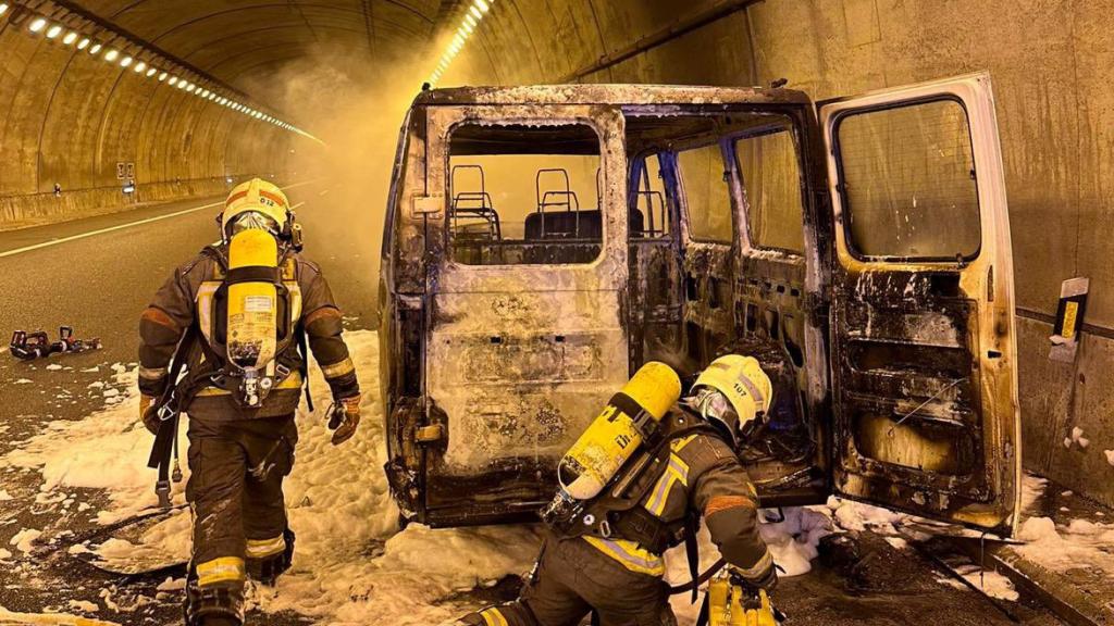 El estado en que ha quedado la furgoneta incendiada.