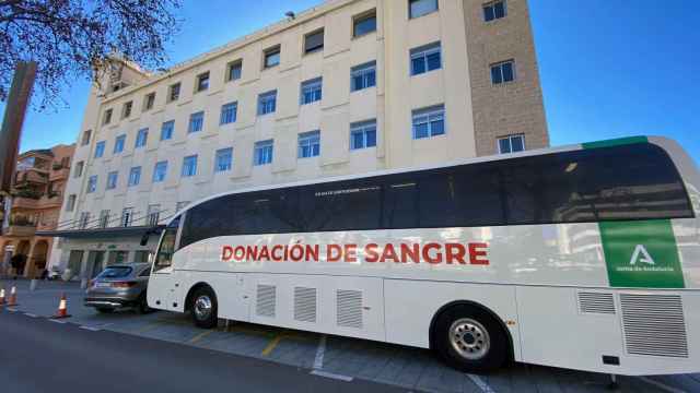 Un autobús de donación de sangre en la puerta del hospital Quironsalud en Marbella.