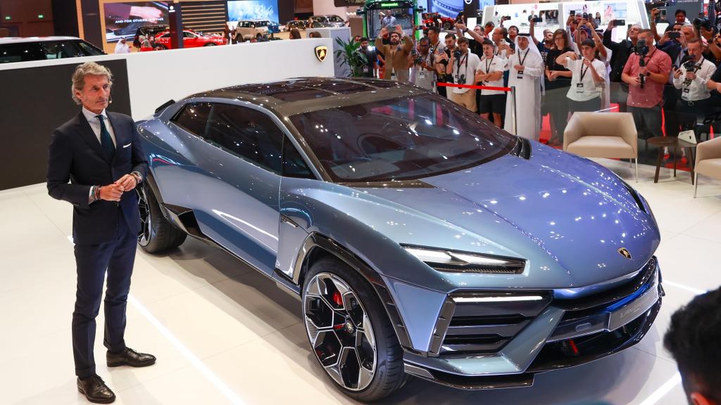 Stephan Winkelmann y el Lamborghini Lanzador concept.