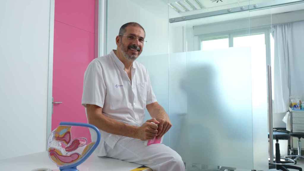 El doctor Juan Manuel Marín en su consulta.