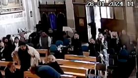 Imagen de una cámara de seguridad en el interior de la iglesia de Santa María en el momento del atentado.