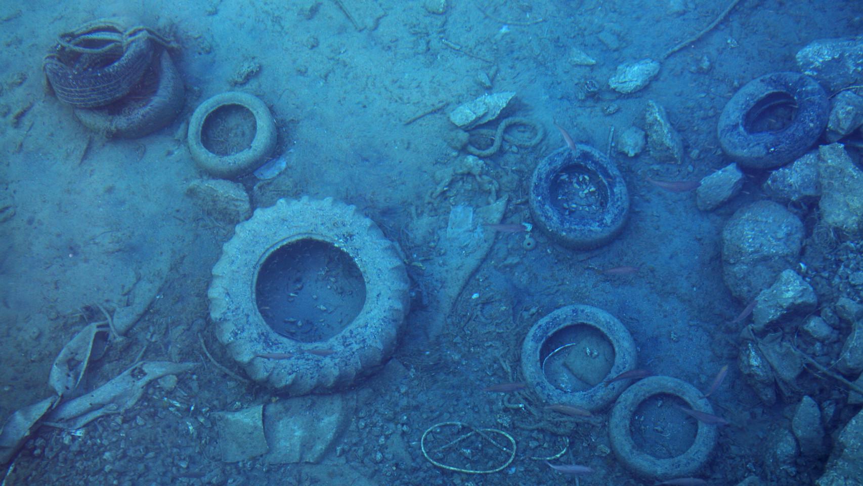 Neumáticos en el fondo del mar