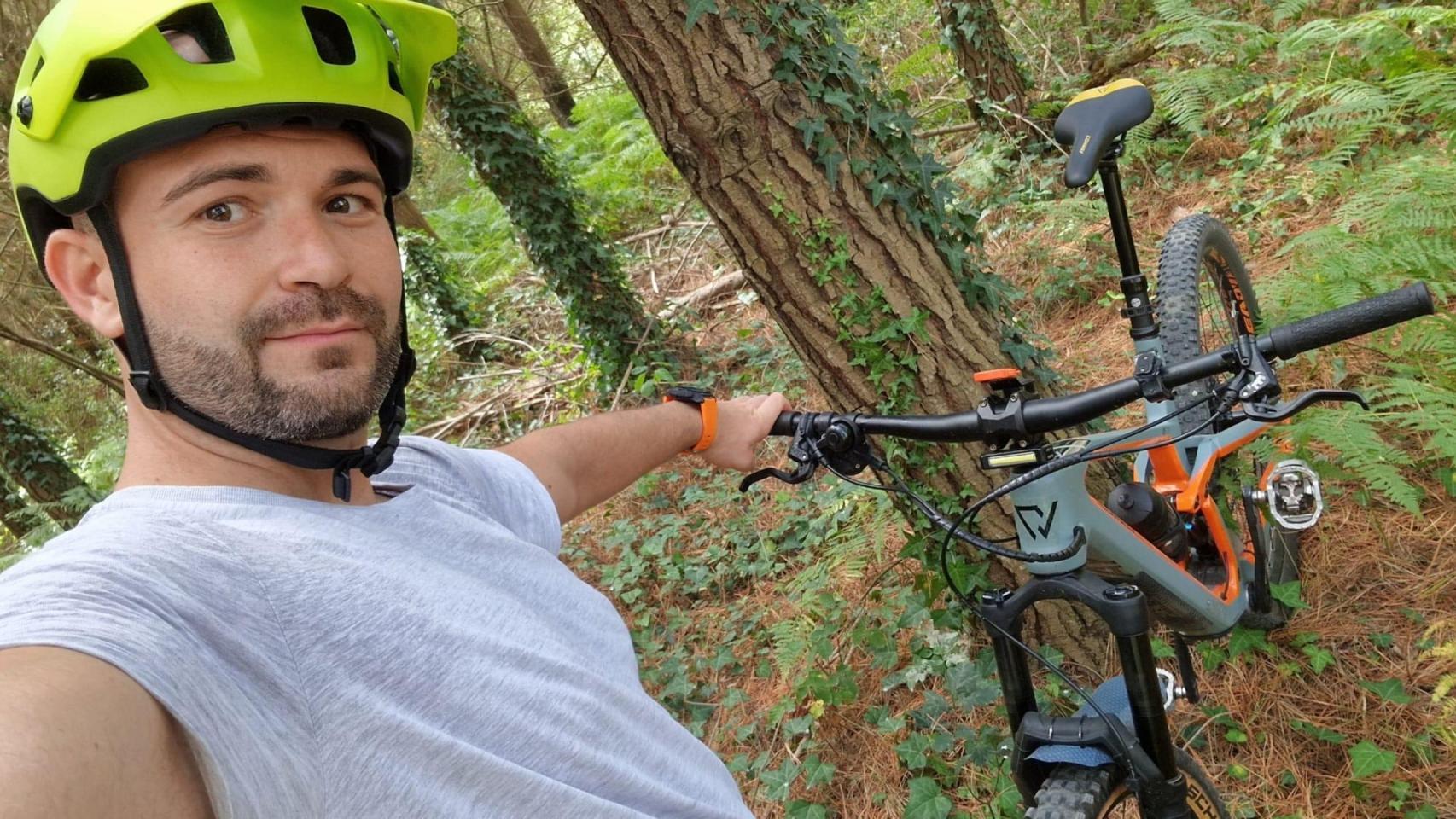 Roban en A Laracha (A Coruña) una bici de Enduro valorada en más de 2.800 euros a un ciclista