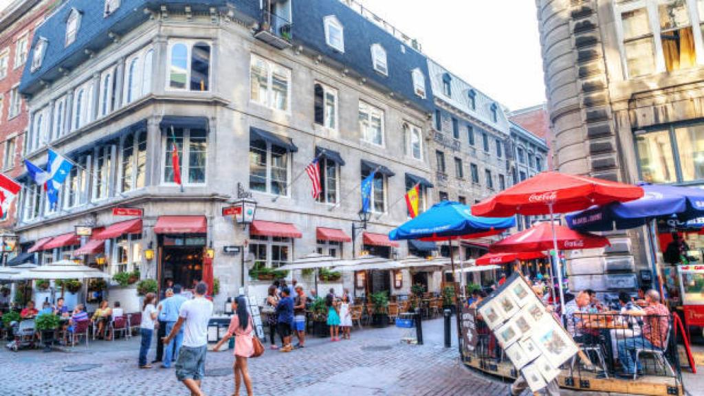Gente caminando por una de las calles más importantes de Montreal