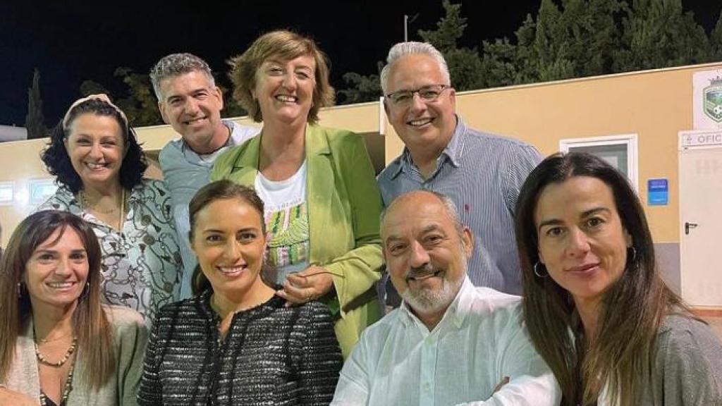 De izquierda a derecha y de arriba a abajo: María José Verdú, un afiliado de Vox, Esperanza Catalá, Manuel Mas, Manuela Cañadas, Idoia Ribas, Sergio Gutiérrez y Montserrat Amat, durante una paella organizada por el partido en Calvía (Mallorca), el pasado 29 de octubre.