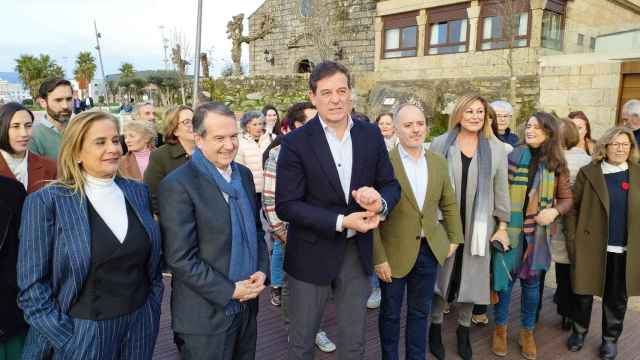 El candidato socialista a la presidencia de la Xunta, José Ramón Gómez Besteiro, junto al alcalde de Vigo, Abel Caballero, y otros candidatos y cargos del partido en el Paseo de Bouzas.