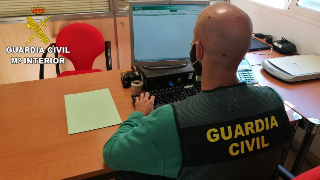 Un guardia civil en tareas de investigación.
