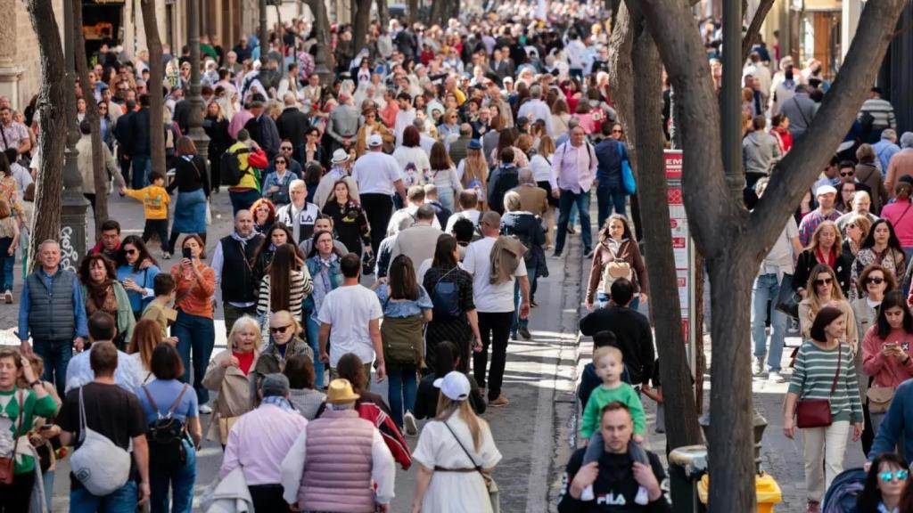 Miles de personas abarrotan las calles en el último día de las fallas de Valencia, imagen de archivo. Efe / Biel Aliño