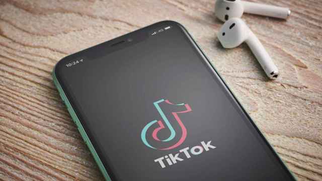La red social TikTok en un móvil.