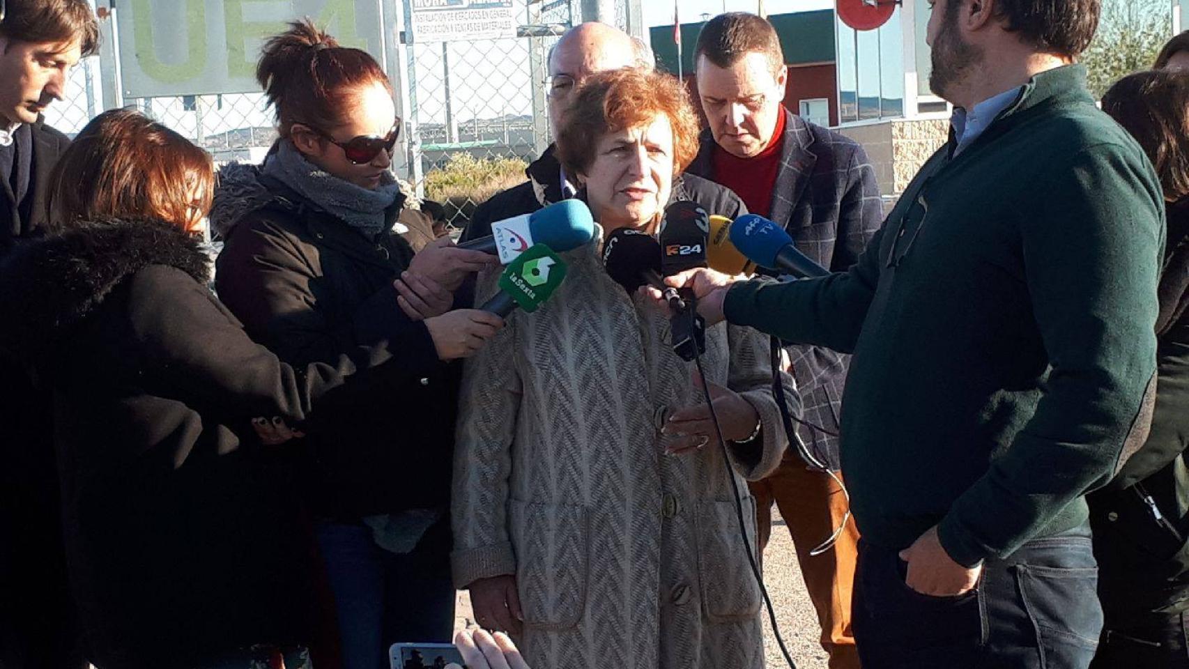 La europarlamentaria Zdanoka atiende a los medios tras visitar a Oriol Junqueras y Joaquim Forn en la prisión de Estremera (Madrid)