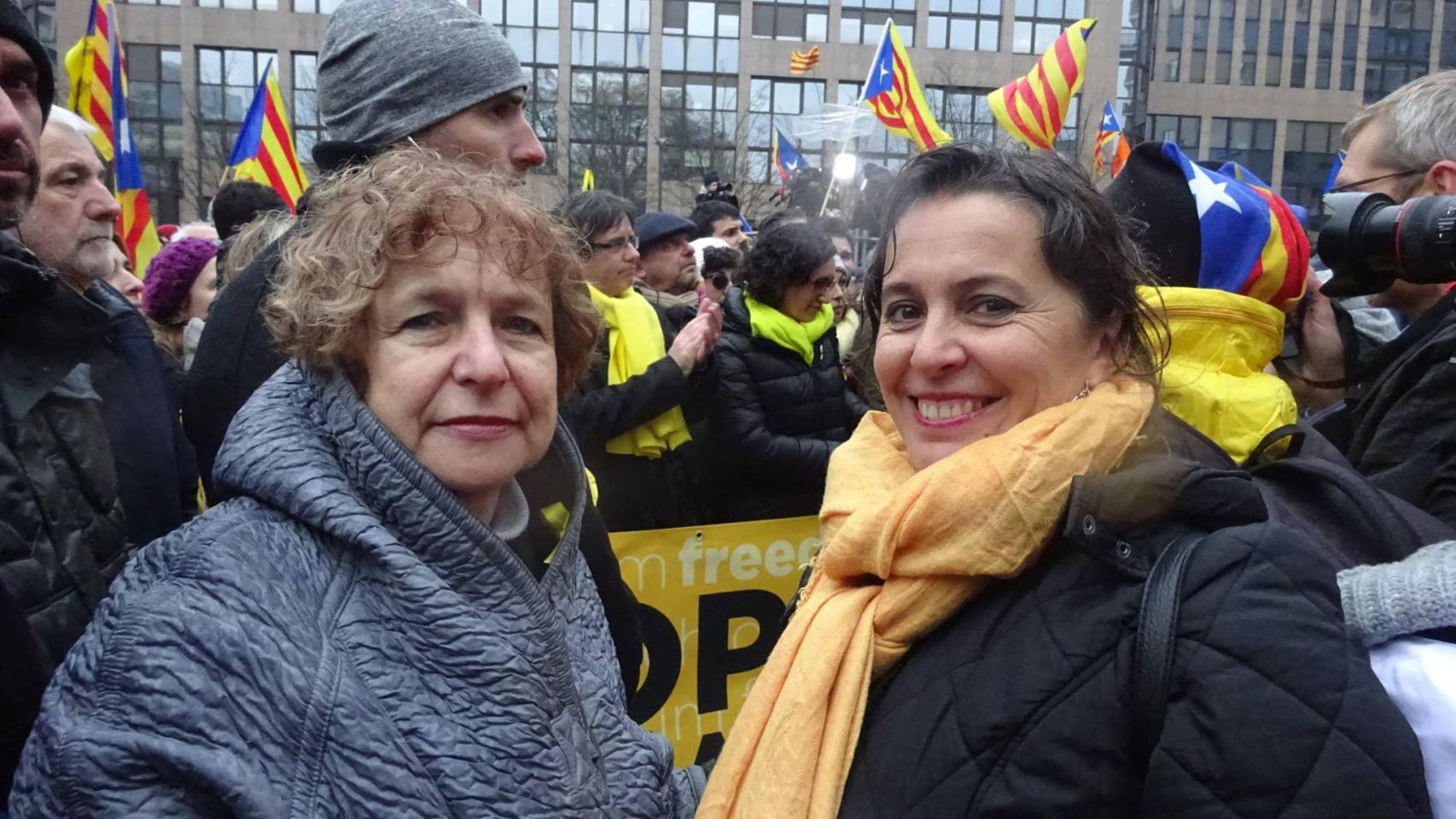 Zdanoka en una manifestación con Puidgemont y Rovira al fondo el 7 de diciembre de 2017 en Bruselas