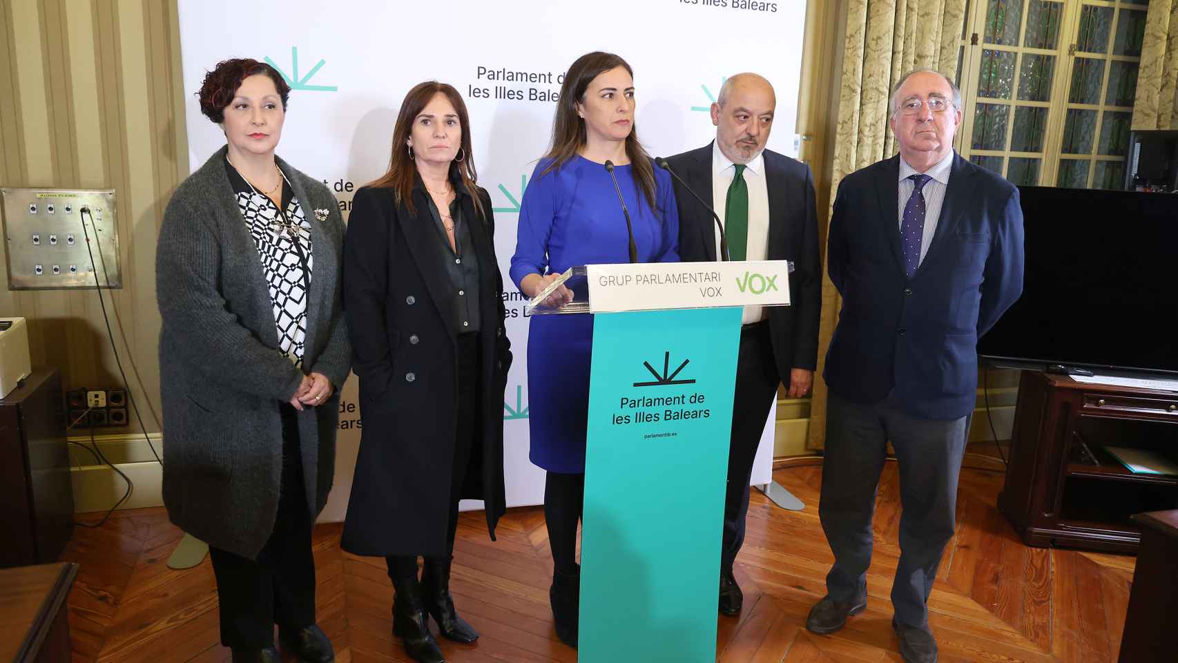 Los cinco diputados díscolos que Vox ha expulsado del partido en Baleares comparecen en el Parlamento de Baleares, este lunes. De izquierda a derecha: María José Verdú, Manuela Cañadas, Idoia Ribas, Sergio Gutiérrez y Agustín Buades.