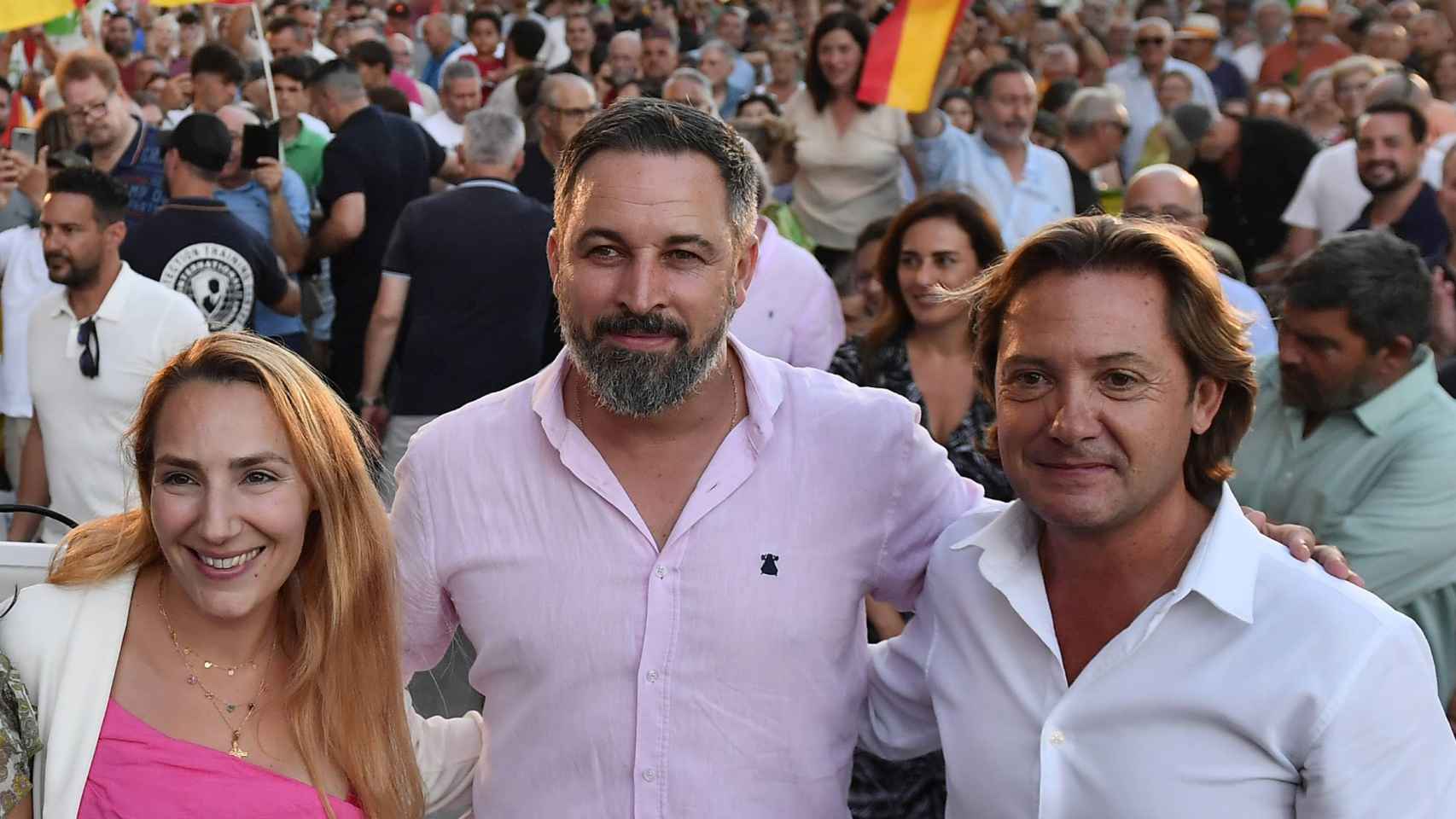 Santiago Abascal junto a la diputada en el Parlamento de Baleares Patricia de las Heras y el diputado nacional Jorge Campos durante un mitin en Palma  de Mallorca, el pasado 14 de julio.