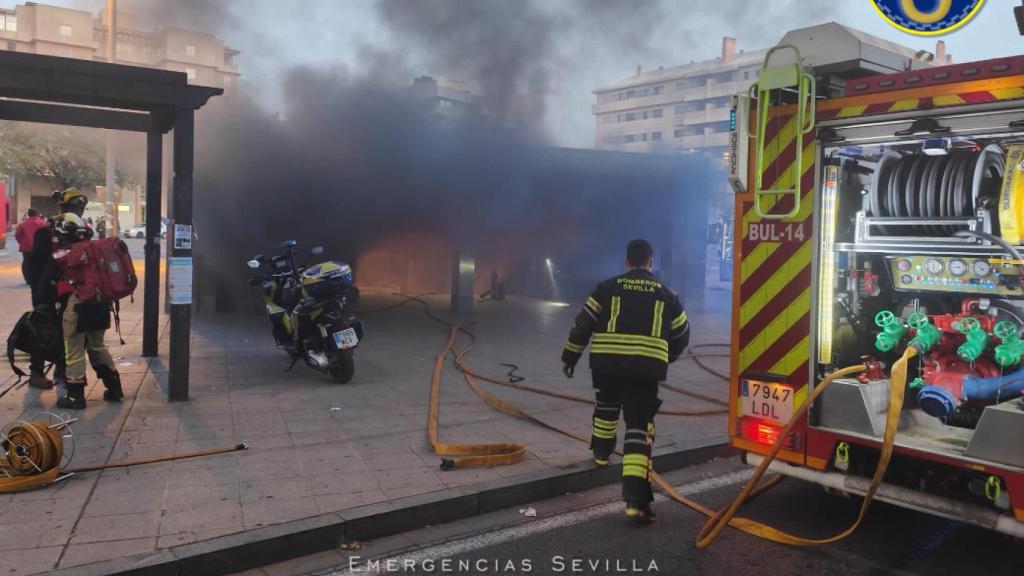 Los bomberos se afanan para apagar el incendio en San Bernardo