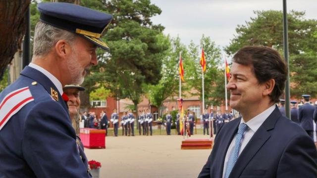 El rey Felipe VI saluda al presidente de la Junta, Alfonso Fernández Mañueco, en una imagen de archivo.