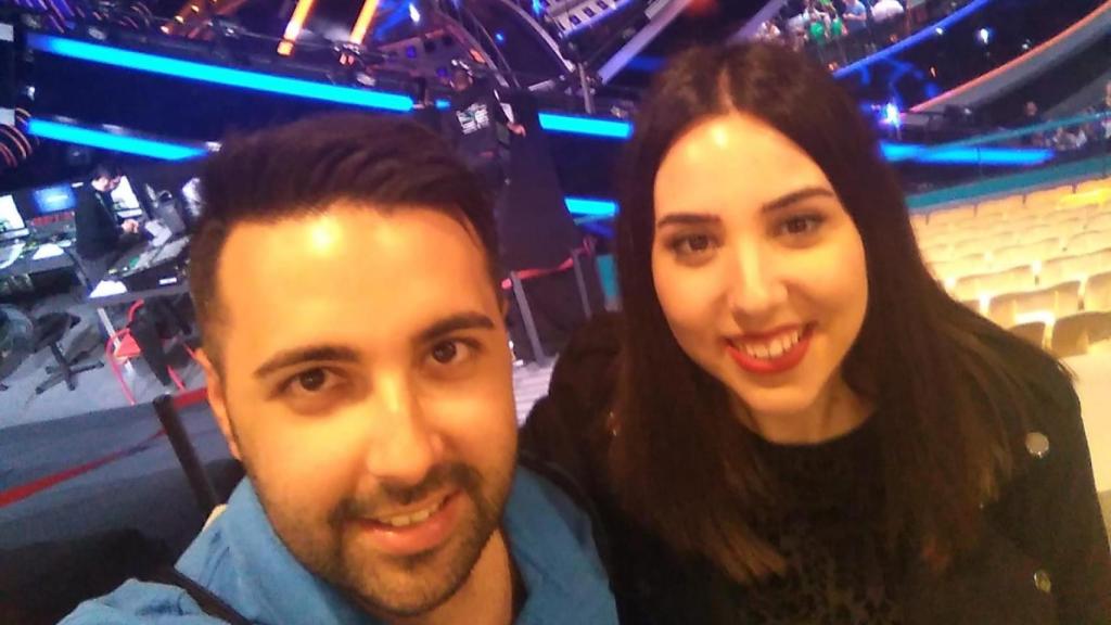 La Eurofan Irene, junto con un amigo en el Festival de Eurovisión de 2018 en Lisboa.