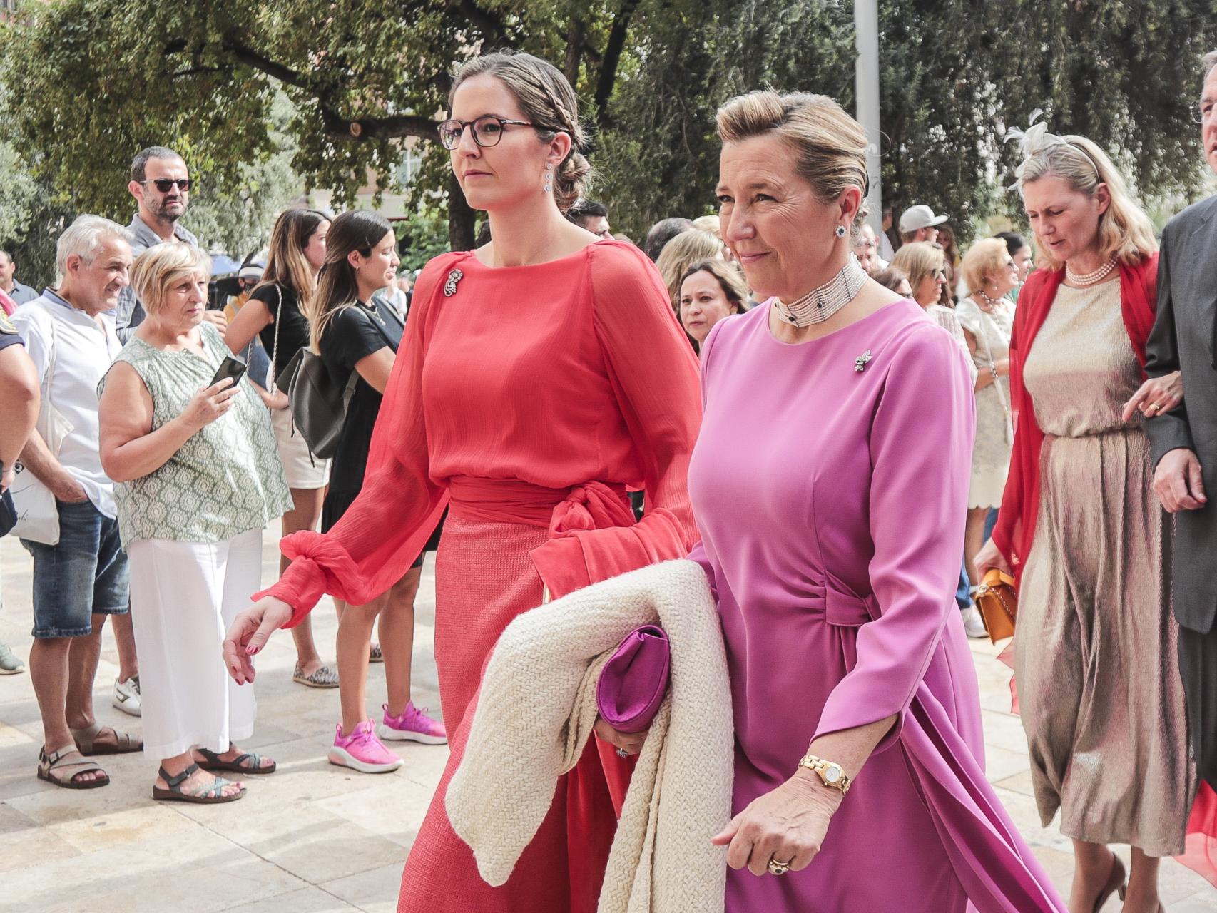 Victoria López-Quesada junto a su madre, Cristina de Borbón.