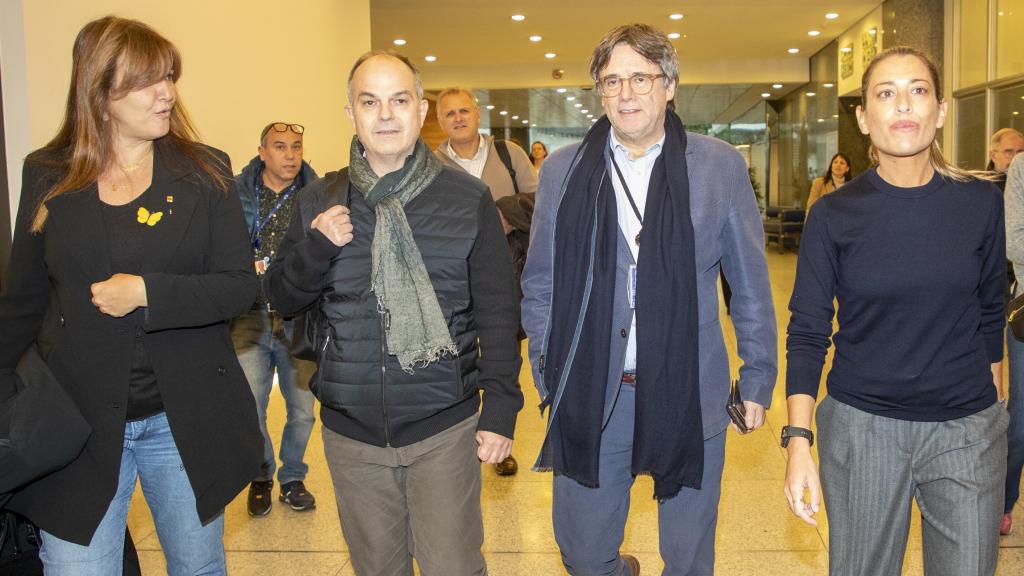 Jordi Turull, Carles Puigdemont y la diputada de Junts, Míriam Nogueras.