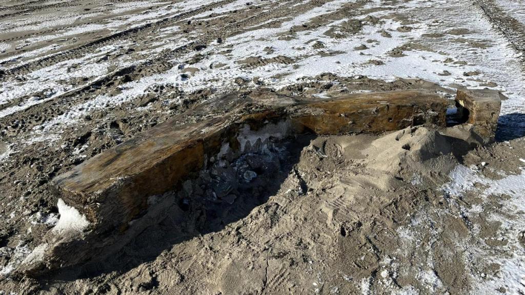 Restos del naufragio en la playa.