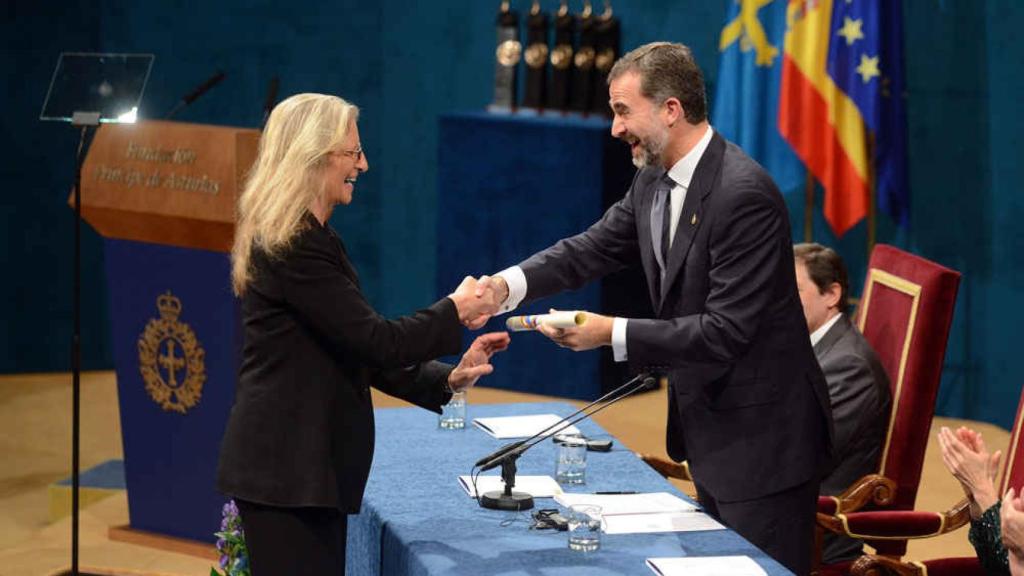 Annie Leibovitz junto a Felipe VI en los Premios Príncipe de Asturias 2013.