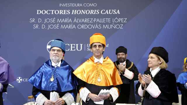 De izquierda a derecha: José María Ordovás, José María Álvarez-Pallete y Rosa Visiedo, en el acto de investidura de las nuevos doctores 'honoris causa' de la Universidad CEU San Pablo.
