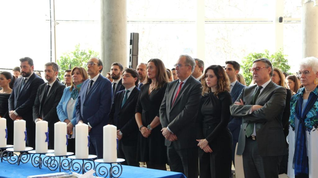 Autoridades presentes durante el acto.