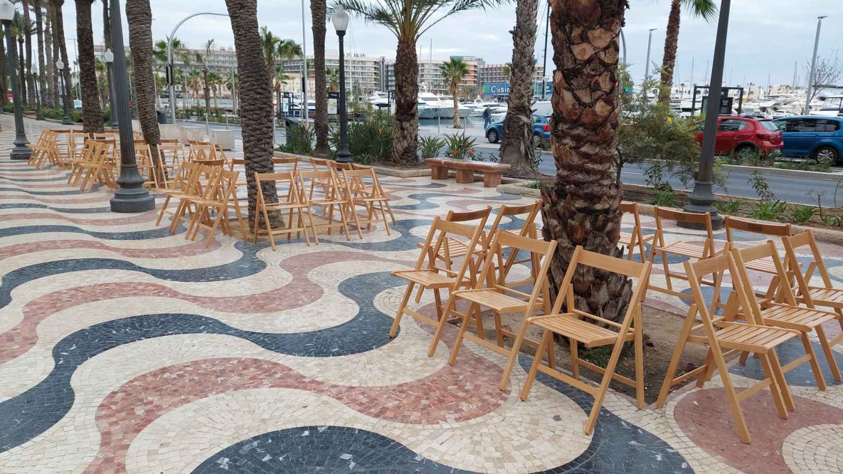 El Ayuntamiento recupera la sillas de la Explanada de Alicante.