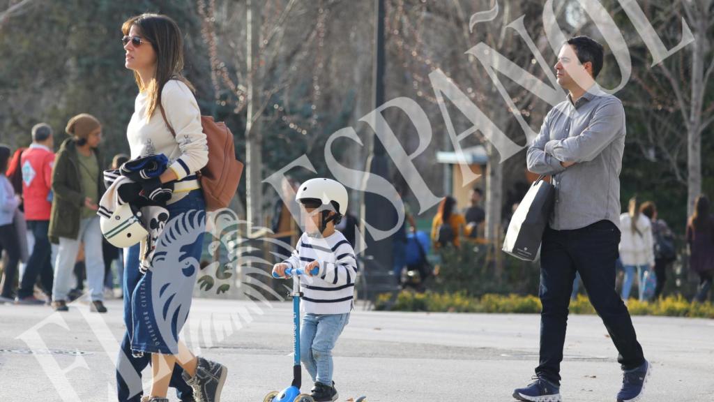 Isabel Jiménez junto a su marido e hijos en el Retiro.