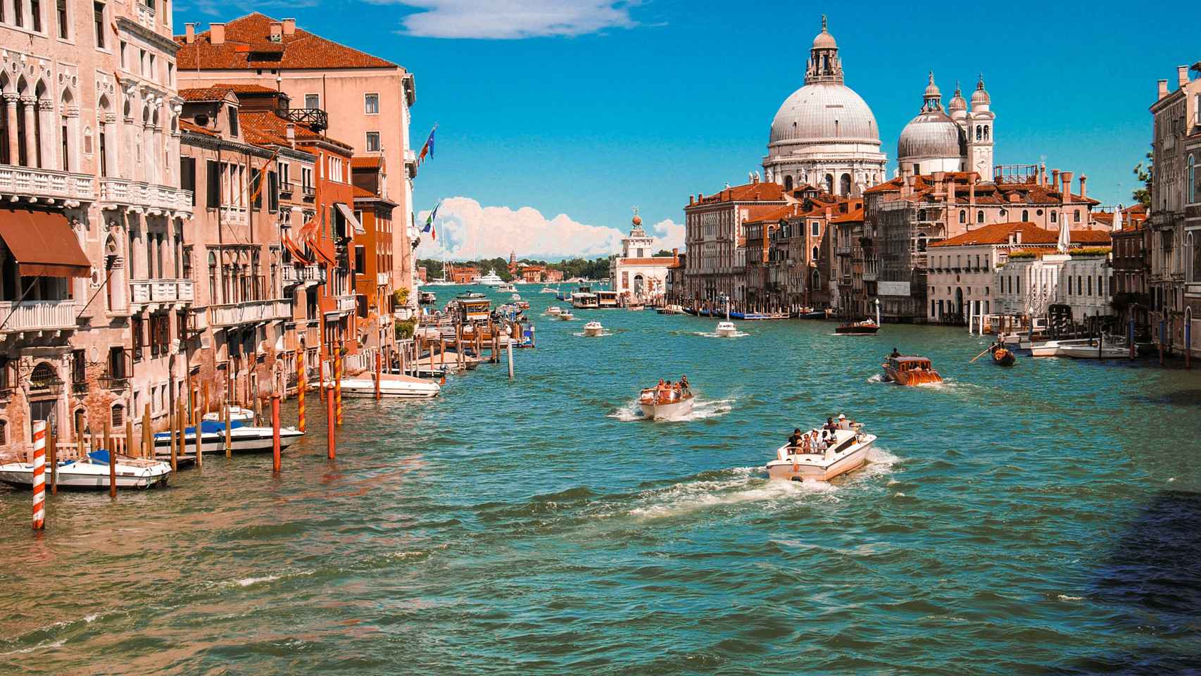 Centro de Venecia, con embarcaciones pasando por el Gran Canal.