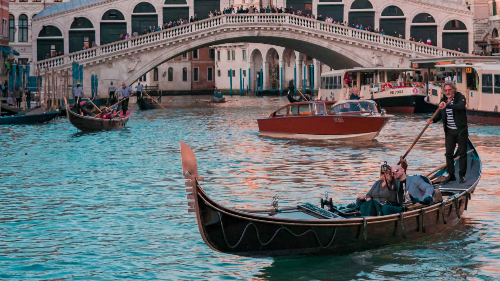 Góndola en el puente de Rialto, en Venecia.