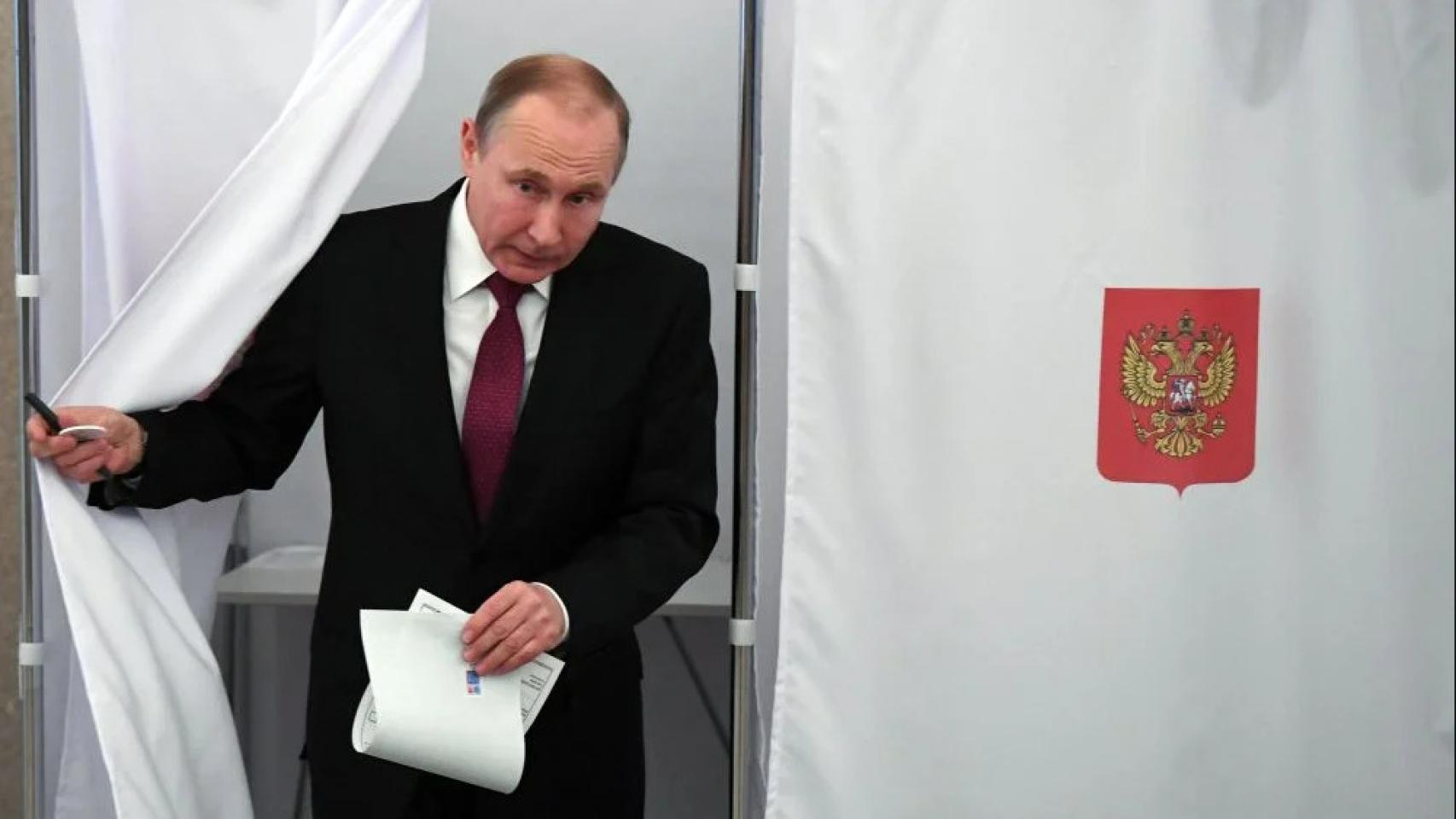 El presidente de la Federación Rusa, Vladímir Putin, vota en las elecciones presidenciales de 2018.