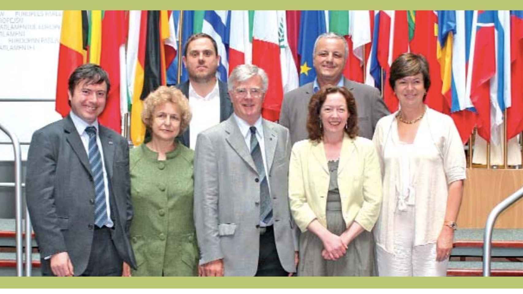 Oriol Junqueras (arriba a la izquierda) posa como diputado europeo con el resto del grupo Los Verdes en 2009. En la fila de debajo, justo delante de él, la supuesta espía rusa Zdanoka.