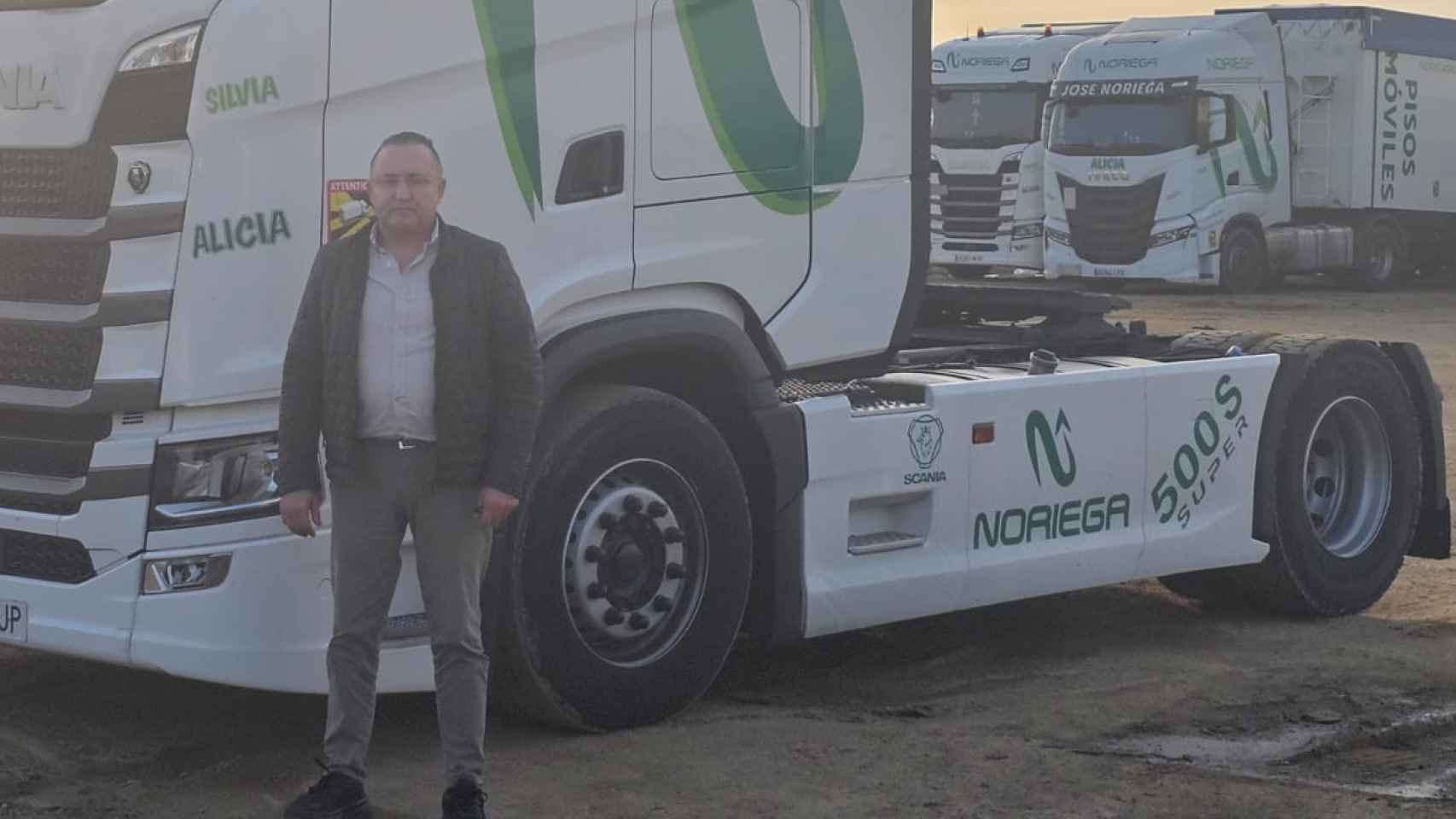 José Noriega junto a uno de sus camiones