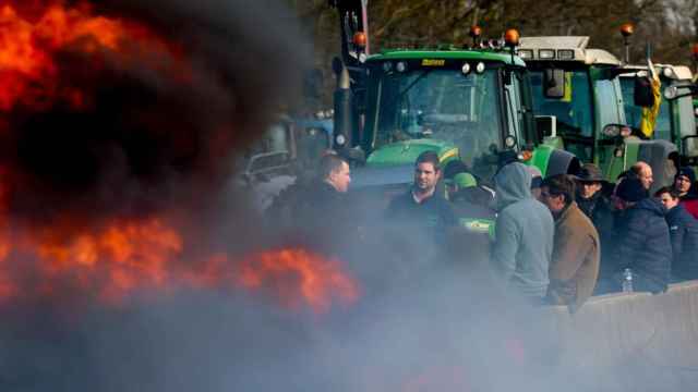 Agricultores franceses bloquean con fuego la frontera con Alemania