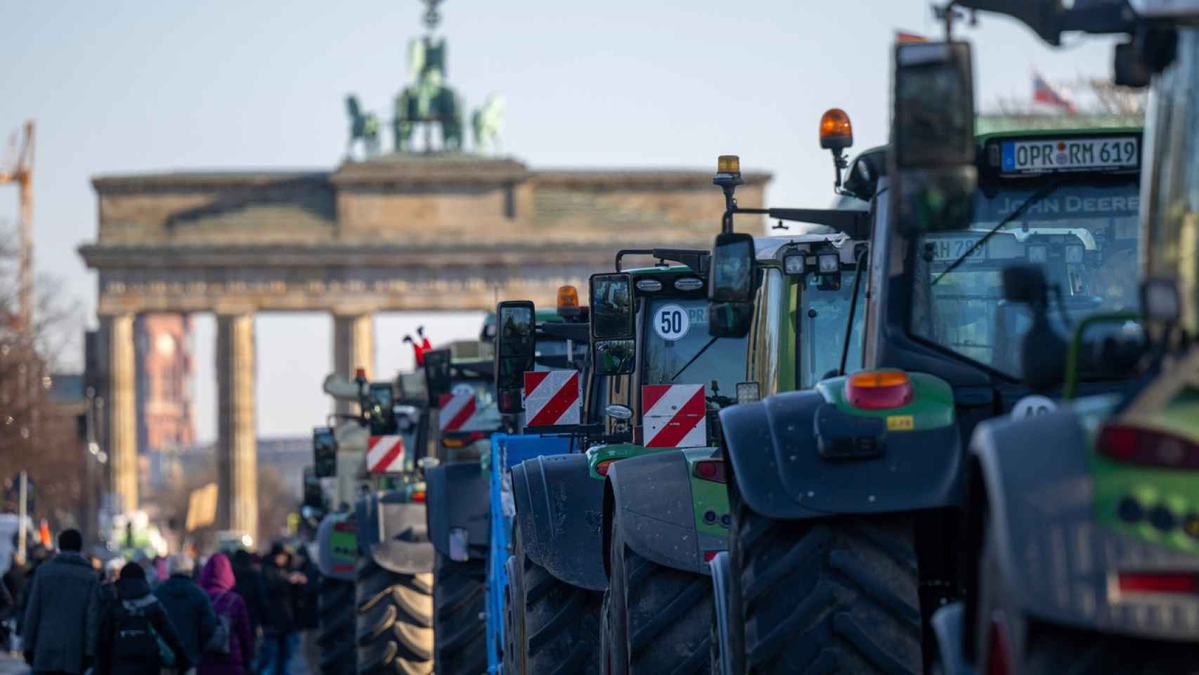 Los alemanes bloquean con sus tractores los accesos a la Puerta de Brandeburgo en Berlín