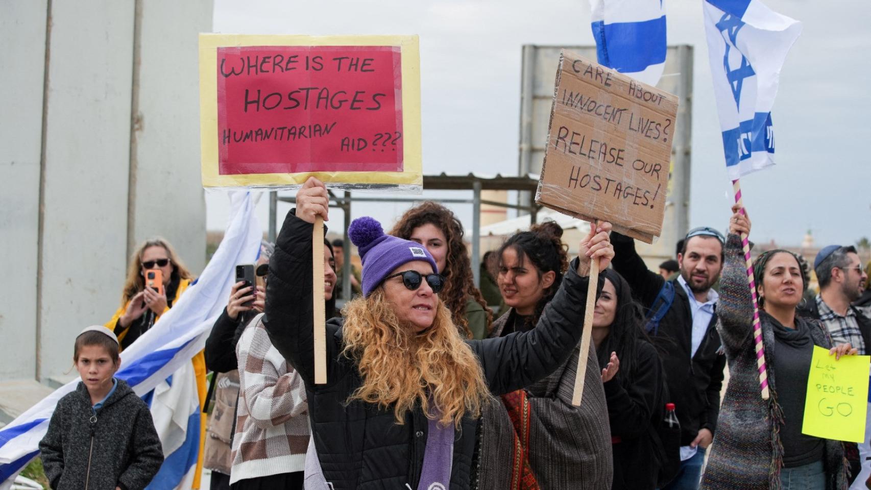 Un grupo de personas se manifiesta en Israel en contra de la entrada de ayuda humanitaria a Gaza y exigiendo la liberación de los rehenes.