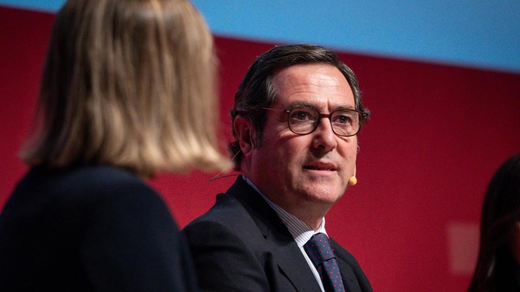 El presidente de la CEO, Antonio Garamendi, durante el acto homenaje a José Antonio Llorente