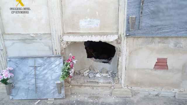 Uno de los nichos profanados en el cementerio de Almoradí.