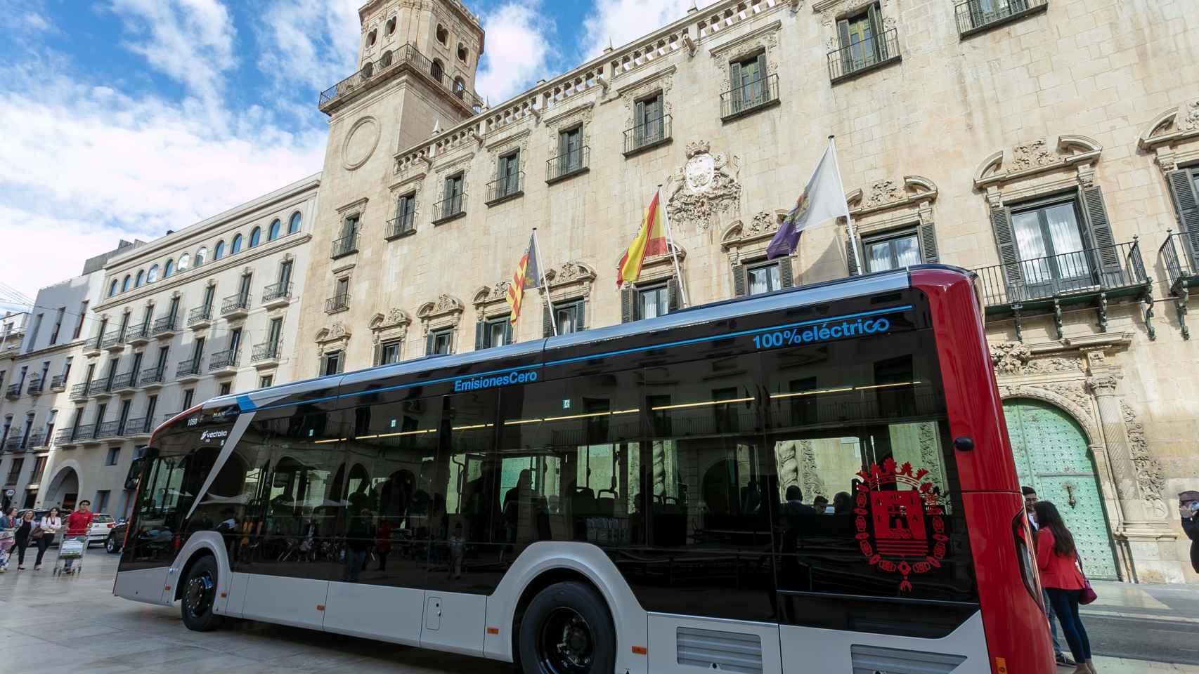 El Ayuntamiento aprueba la prórroga del autobús gratis hasta junio de 2024.