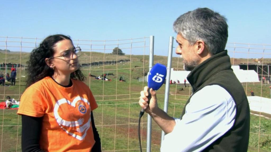 Franganillo entrevista a una voluntaria de Protección Civil.